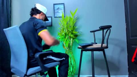 Snapshot of stev_velez chatting on 10/19/25, 02:18 Steve online show from 10/19/25, 02:18