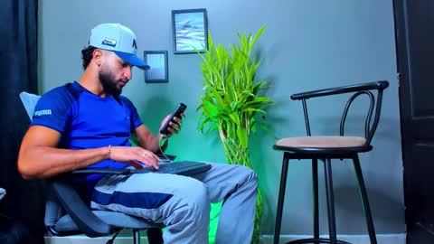 Snapshot of stev_velez chatting on 10/22/25, 12:05 Steve online show from 10/22/25, 12:05