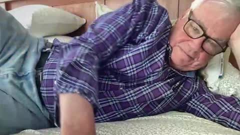 Snapshot of steve988279 chatting on 04/11/26, 01:37 Steve online show from 04/11/26, 01:37