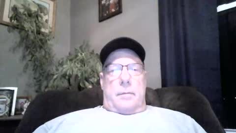 Snapshot of stew1014 chatting on 12/22/24, 12:49 bobby online show from 12/22/24, 12:49