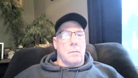 Snapshot of stew1014 chatting on 12/26/24, 02:16 bobby online show from 12/26/24, 02:16