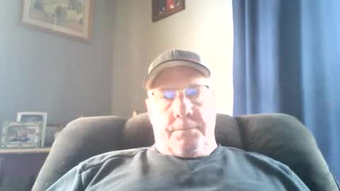 Snapshot of stew1014 chatting on 01/30/25, 05:06 bobby online show from 01/30/25, 05:06