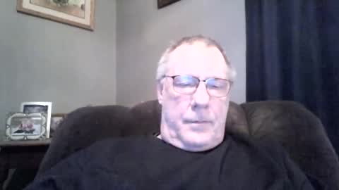 Snapshot of stew1014 chatting on 02/15/25, 01:05 bobby online show from 02/15/25, 01:05