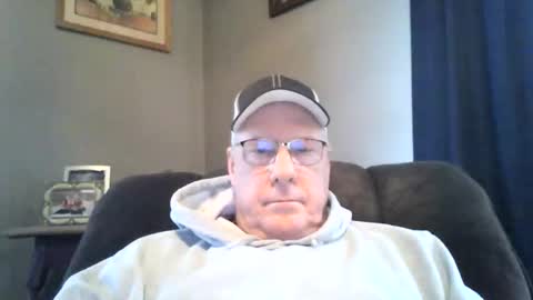 Snapshot of stew1014 chatting on 11/21/25, 05:00 bobby online show from 11/21/25, 05:00