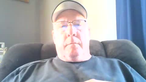 Snapshot of stew1014 chatting on 03/19/26, 06:12 bobby online show from 03/19/26, 06:12