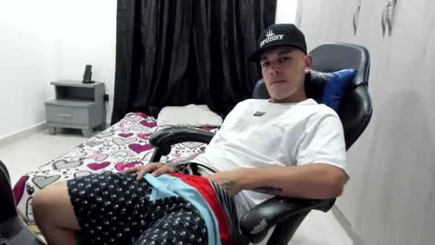 stiven_fox33 online show from 11/18/25, 02:28