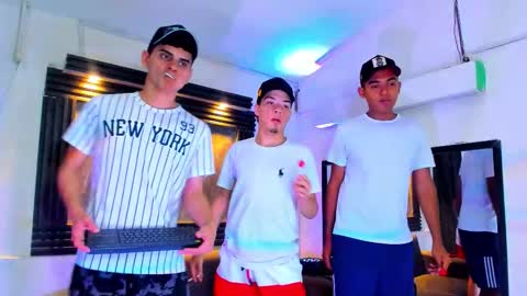 friends online show from 11/15/25, 04:54