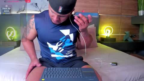 Stone Lee  online show from 11/03/25, 09:05