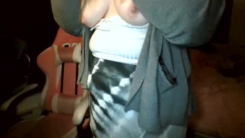 Snapshot of stoned2dabones666 chatting on 01/06/25, 01:09 Haily online show from 01/06/25, 01:09
