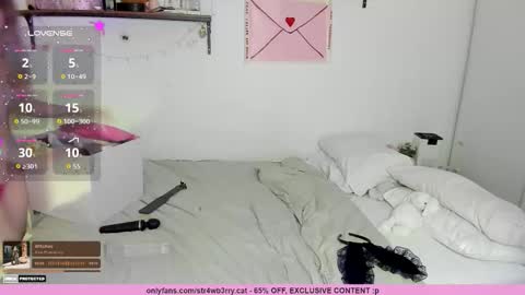 Snapshot of str4wb3rrycat chatting on 10/31/25, 11:55 kat online show from 10/31/25, 11:55