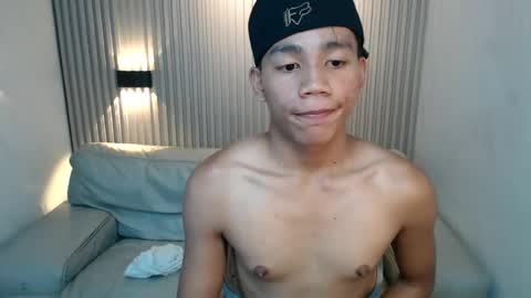 Snapshot of straight_moreno69 chatting on 05/17/26, 01:36 James online show from 05/17/26, 01:36