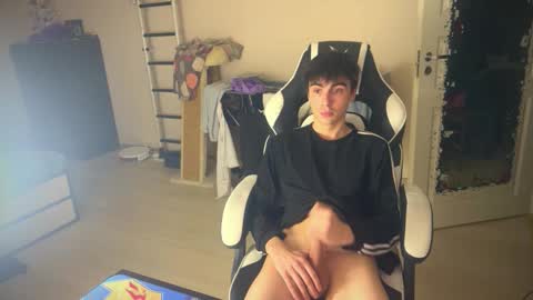 Snapshot of stralght_twinks chatting on 12/19/25, 01:40 Ray online show from 12/19/25, 01:40