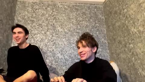 Snapshot of stralght_twinks chatting on 12/22/25, 11:18 Ray online show from 12/22/25, 11:18