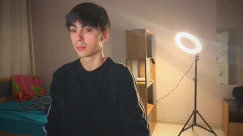 Snapshot of stralght_twinks chatting on 02/08/26, 04:32 Ray online show from 02/08/26, 04:32