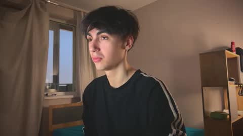 Snapshot of stralght_twinks chatting on 02/17/26, 03:29 Ray online show from 02/17/26, 03:29