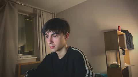 Snapshot of stralght_twinks chatting on 02/18/26, 09:22 Ray online show from 02/18/26, 09:22