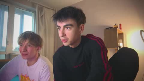 Snapshot of stralght_twinks chatting on 03/12/26, 03:29 Ray online show from 03/12/26, 03:29