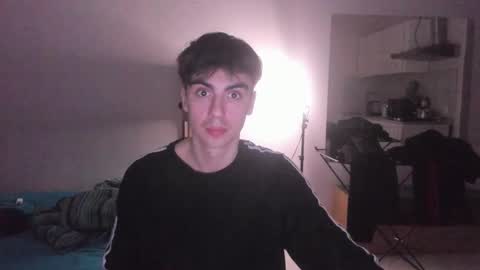 Snapshot of stralght_twinks chatting on 03/18/26, 07:39 Ray online show from 03/18/26, 07:39