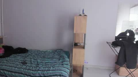 Snapshot of stralght_twinks chatting on 03/29/26, 05:57 Ray online show from 03/29/26, 05:57