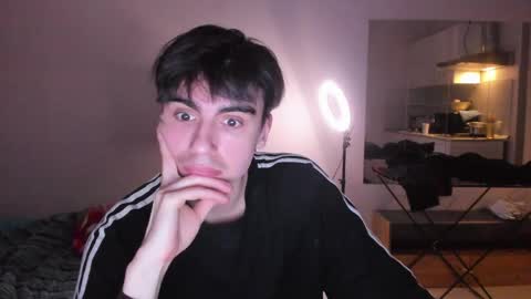 Snapshot of stralght_twinks chatting on 04/02/26, 09:12 Ray online show from 04/02/26, 09:12