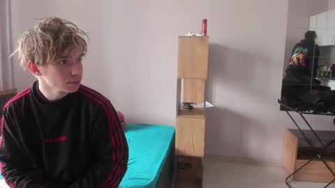 Snapshot of stralght_twinks chatting on 04/05/26, 08:55 Ray online show from 04/05/26, 08:55