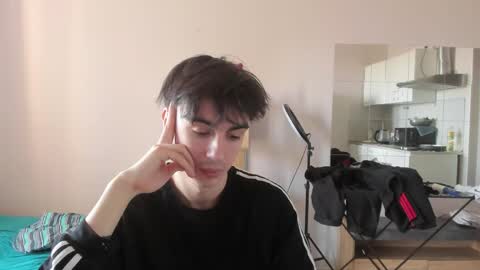Snapshot of stralght_twinks chatting on 04/11/26, 11:25 Ray online show from 04/11/26, 11:25