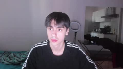Snapshot of stralght_twinks chatting on 04/12/26, 04:17 Ray online show from 04/12/26, 04:17