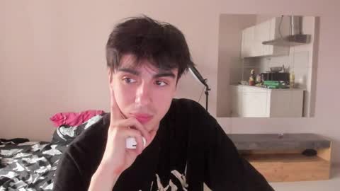Snapshot of stralght_twinks chatting on 04/16/26, 03:35 Ray online show from 04/16/26, 03:35