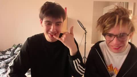 Snapshot of stralght_twinks chatting on 04/18/26, 04:00 Ray online show from 04/18/26, 04:00