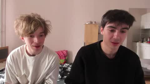 Snapshot of stralght_twinks chatting on 04/22/26, 10:17 Ray online show from 04/22/26, 10:17