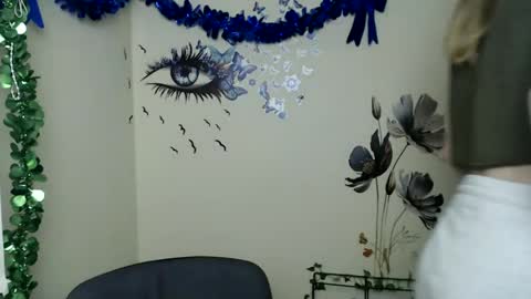 Snapshot of stranger_giirl chatting on 02/25/25, 04:00 Amalia online show from 02/25/25, 04:00