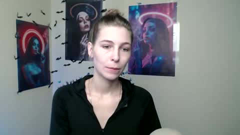 Snapshot of stranger_giirl chatting on 10/23/25, 06:23 Amalia online show from 10/23/25, 06:23