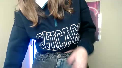 Snapshot of stranger_giirl chatting on 10/25/25, 06:10 Amalia online show from 10/25/25, 06:10