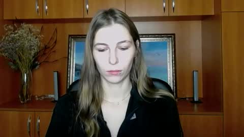 Snapshot of stranger_giirl chatting on 11/29/25, 07:22 Amalia online show from 11/29/25, 07:22