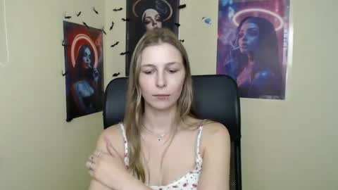 Snapshot of stranger_giirl chatting on 07/14/26, 10:21 Amalia online show from 07/14/26, 10:21