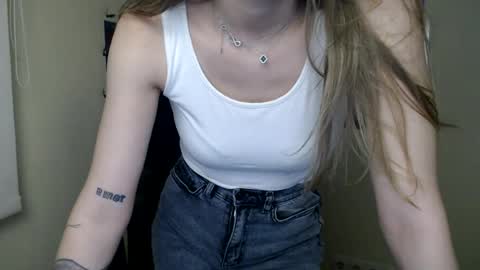 Snapshot of stranger_giirl chatting on 07/28/26, 11:17 Amalia online show from 07/28/26, 11:17