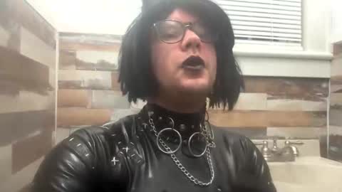 Snapshot of strangespence chatting on 11/09/25, 08:12 Mistress kinki online show from 11/09/25, 08:12