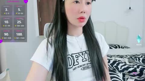 strawberry_loveee online show from 11/29/25, 04:54