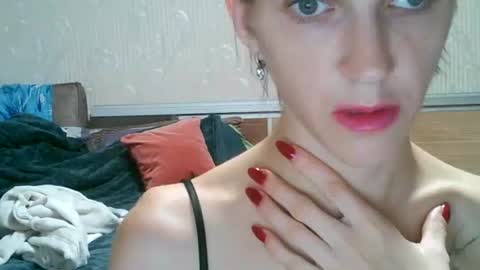 Snapshot of strawberry_storm chatting on 10/04/25, 12:08 Strawberry Storm online show from 10/04/25, 12:08