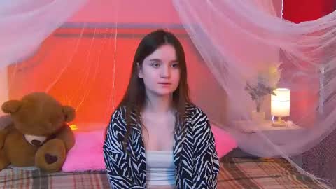 Snapshot of strawbunnybite chatting on 05/19/26, 02:45 Bunny online show from 05/19/26, 02:45