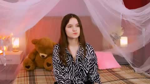Snapshot of strawbunnybite chatting on 06/04/26, 02:45 Bunny online show from 06/04/26, 02:45