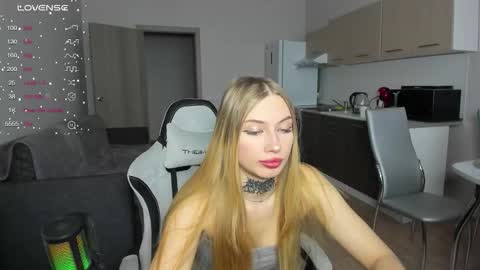 Snapshot of streis_mua chatting on 10/18/25, 10:27 Streis  open pvt online show from 10/18/25, 10:27