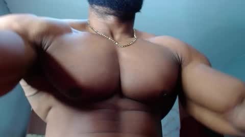 strong_george1 online show from 11/11/25, 10:43