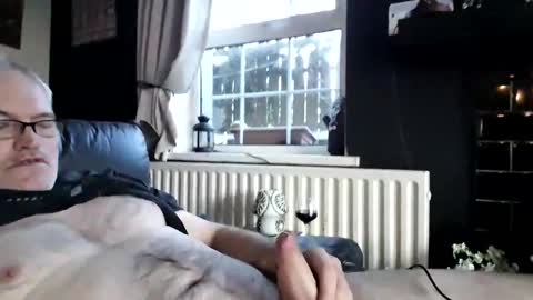 Snapshot of stud_1975 chatting on 11/02/25, 08:17 stud_1975 online show from 11/02/25, 08:17