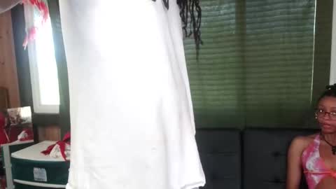 Snapshot of studiowahines chatting on 12/20/25, 10:39 StudioWahines online show from 12/20/25, 10:39