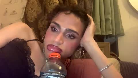 Snapshot of stxllaxcx chatting on 10/16/25, 12:06 stxllaxcx online show from 10/16/25, 12:06