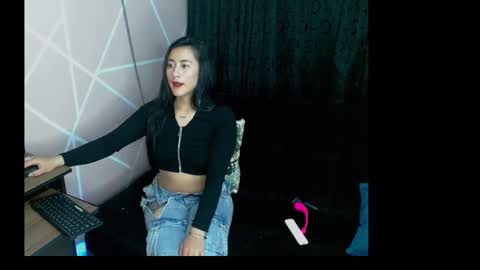 Snapshot of submissiveemily chatting on 09/09/25, 11:04 submissiveemily online show from 09/09/25, 11:04