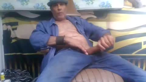 Snapshot of suckitu812 chatting on 10/17/25, 09:45 SUCKITU812 online show from 10/17/25, 09:45