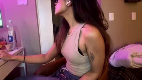 Snapshot of suckmythong410104 chatting on 12/12/24, 04:21 SaraSabeen online show from 12/12/24, 04:21