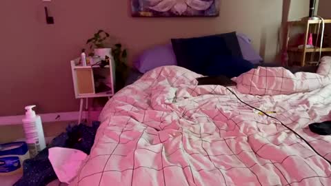 Snapshot of suckmythong410104 chatting on 12/15/24, 09:31 SaraSabeen online show from 12/15/24, 09:31